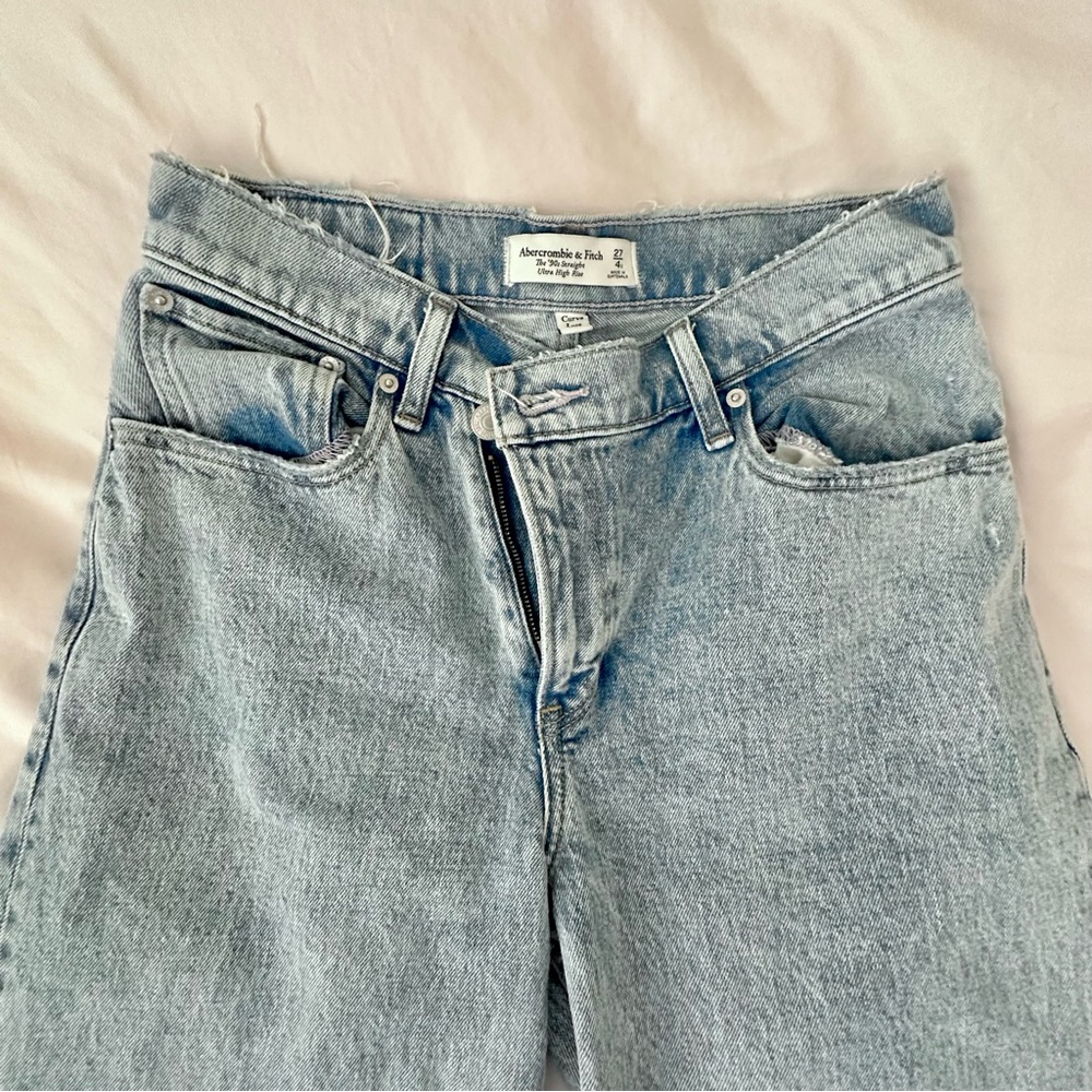 Abercrombie & Fitch | 90s Straight Ultra High Rise | Size 27 - Picture 3 of 3